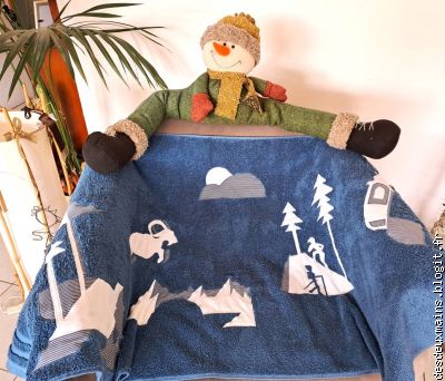 2 / Il peaufine sa prochaine randonn&eacute;e .............