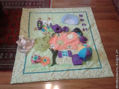 Tapis, doudou et ballon (réalisé par...."Dibi" : sa Maman!). . .